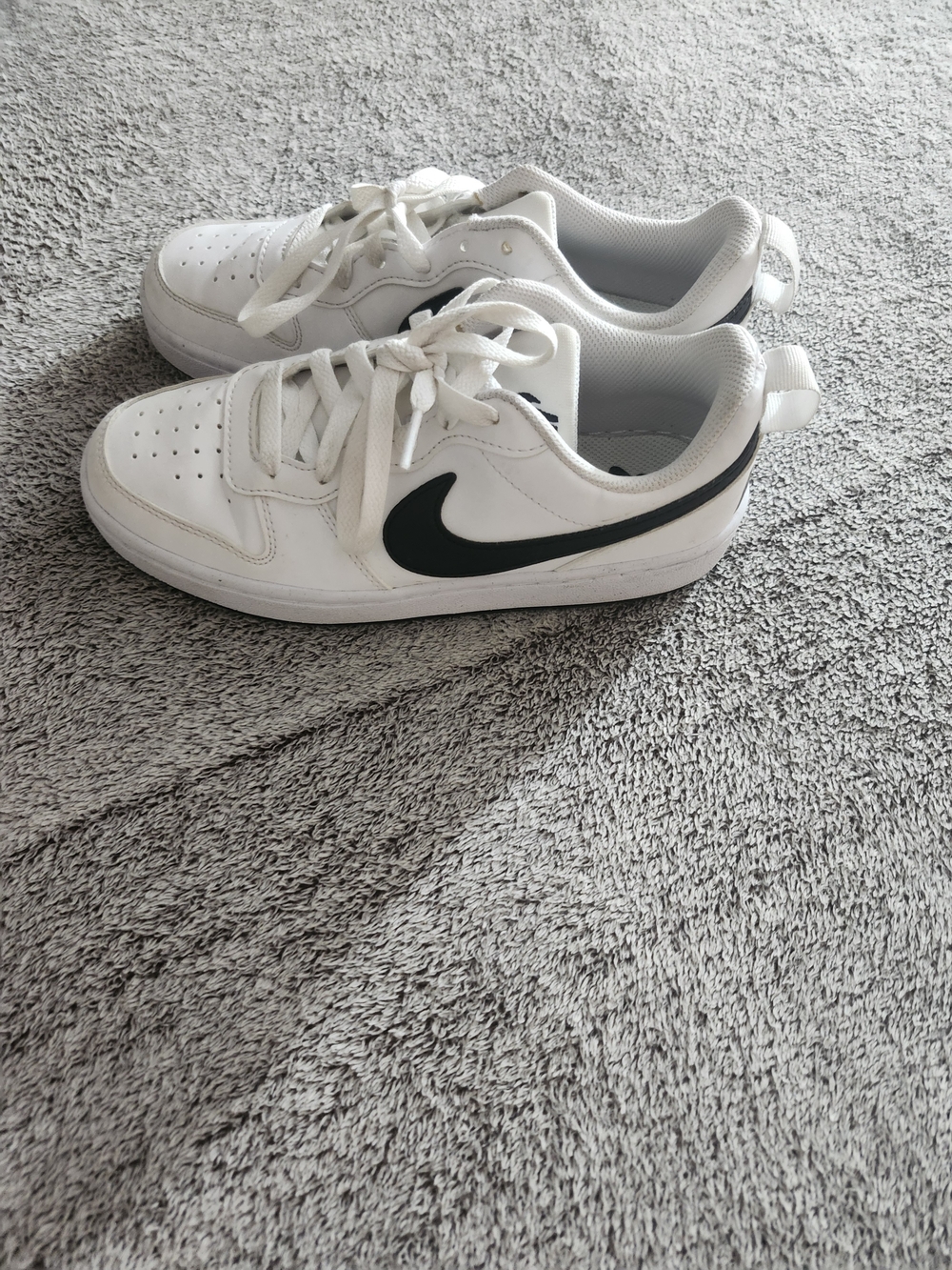 Boys Nike White Sneakers with Black Swoosh EXCELLENT COND. - Picture 2 of 8